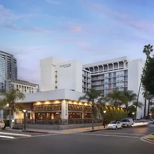 Courtyard By Marriott Long Downtown Hotel